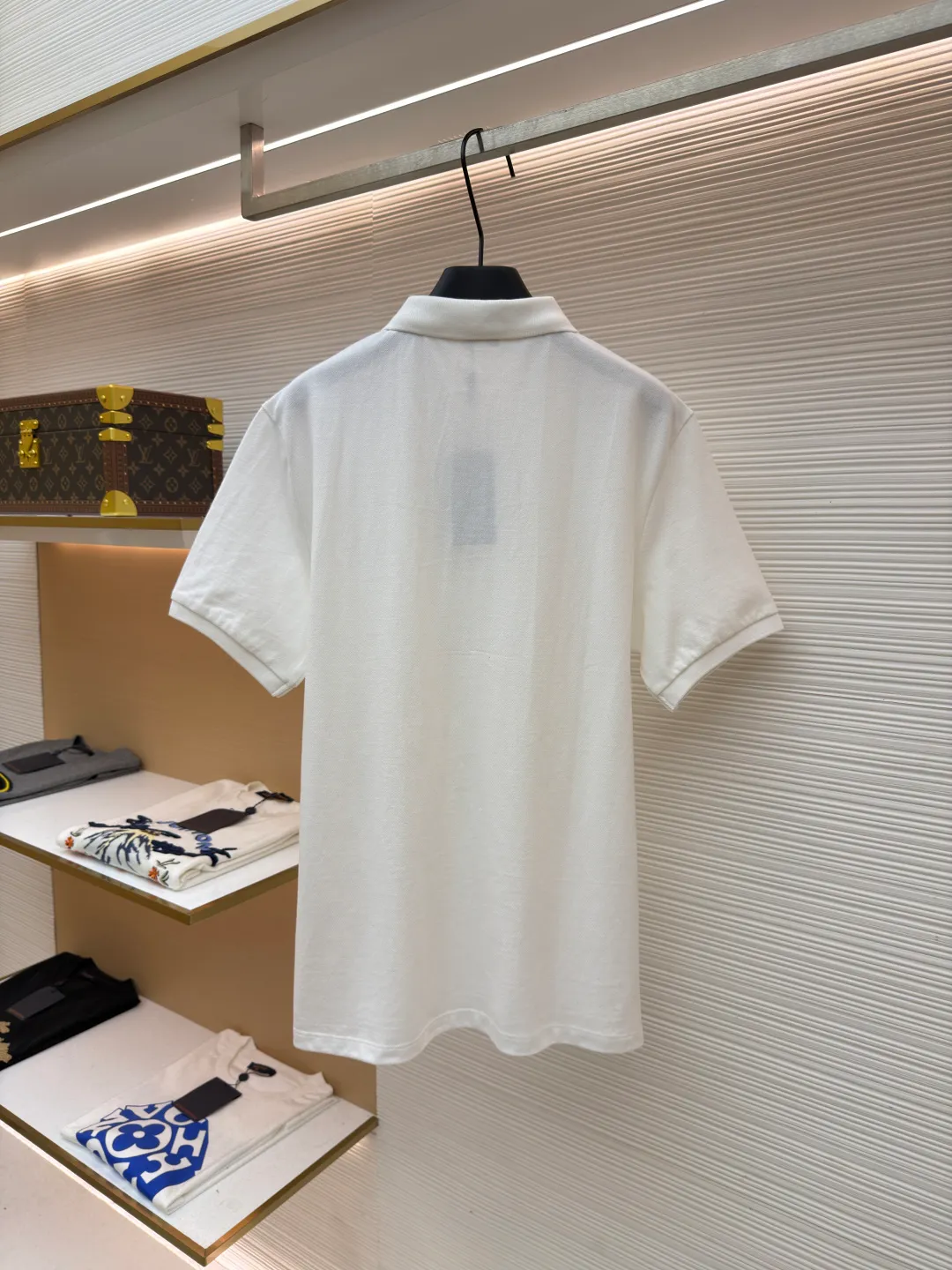 Ralph Lauren embroidered logo Polo shirt ●Original version: Purchased and developed for 1290 ●Item number: 1682567-A15 ●Material: pure cotton piqué fabric ●Technology: embroidery production ●Color: white ●Version: fitted version ●Weight: about 275 grams ●Size: S-M-L-XL ●Description: Customized piqué cotton sateen, compact and delicate, comfortable and next to skin, elegantly presented with a touch of deep black The iconic white pony embroidery is like a smart musical note dancing on the black canvas. It is simple but highly recognizable. It is a versatile artifact in the wardrobe. It has a very simple shape and contains the soul of fashion. It adopts imported machine embroidery technology. It uses advanced computer control systems and precision mechanical parts to realize the iconic pony embroidery operation with high precision. The lines are smooth and delicate, and the fabrics have been washed. It has a better hand feel and texture. It is not easy to deform, not easy to shrink, not easy to fade, and maintains long-term beauty. The overall wiring is straight and delicate, the fabric is comfortable and soft, and the color is consistent without color difference. It can be matched with the same style to create a fashionable look and control various occasions. Customized accessories, complete with three standards, same style for men and women!